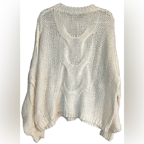 DAVI & DANI Winter White Oversized Cropped Sweater, Size Medium, EUC. - Picture 6 of 6